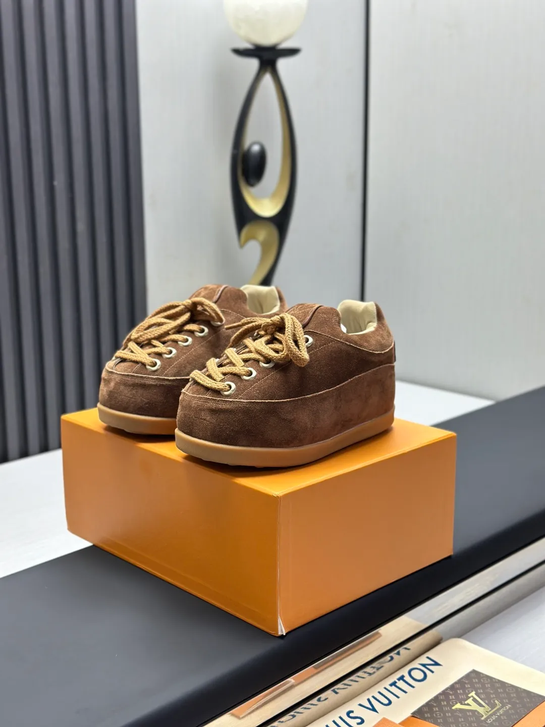 👟👟Ex-factory price 720👟👟 Top version LV-Louis Vuitton-Bread Catwalk New Style 1:1 development replica of the original version! ! The upper foot is very comfortable. It is made of luxurious materials and fine workmanship. The midsole is printed with English letters "Made in Europe". The upper is made of calfskin imported from Italy. The side is decorated with the brand's LOGO and signature. The latest latex foot pads and mesh lining make the foot feel super comfortable. The original two-color TPU combination outsole is specially provided by the original factory. Bag technology Goodyear stitched edges Fabric: Exclusive customized first-layer cowhide Accessories: Exclusive private model Vuitton logo, lining: Customized silk mesh lining - first-layer silk cowhide lining Outsole: TPU combination outsole wear-resistant, non-slip and anti-yellowing Foot pads: new latex pads-mesh sweat-absorbent Counter technology: fully computerized sewing machine wire drawing Toe box back cover Hot and cold shaping Full set of pull-top lasts with medium and low logo patterns Counter packaging - Shoelaces, certificates, cards, instructions, certificates, dust bags, the most complete packaging on the entire network, women's models 35-40 men's models are under development